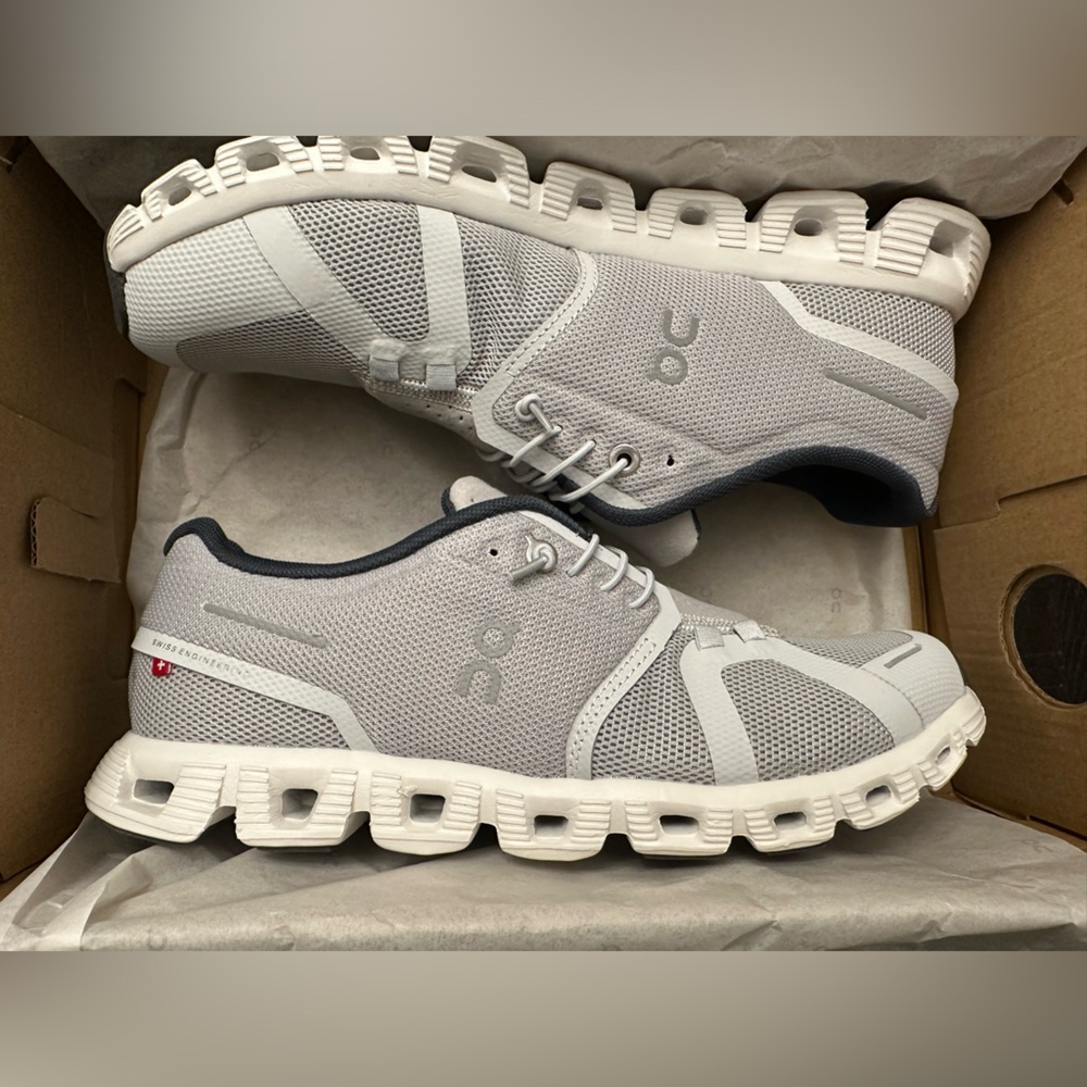 Oncloud Swift Grey Men Size 7/Women’s 8.5 - Box included